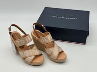Tommy Hilfiger Sandaletten Keilabsatz Beige Gr. 38 NEU Leipzig - Sellerhausen-Stünz Vorschau