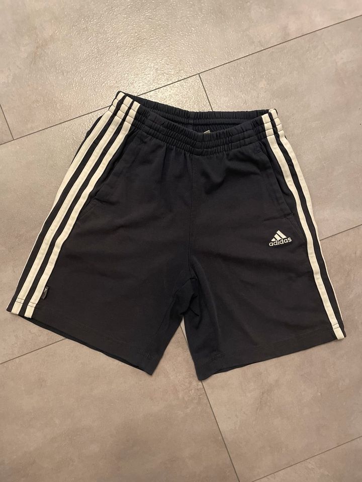 Adidas kurze Jogginghose (Größe 128 in Stuttgart - Mühlhausen | eBay  Kleinanzeigen ist jetzt Kleinanzeigen