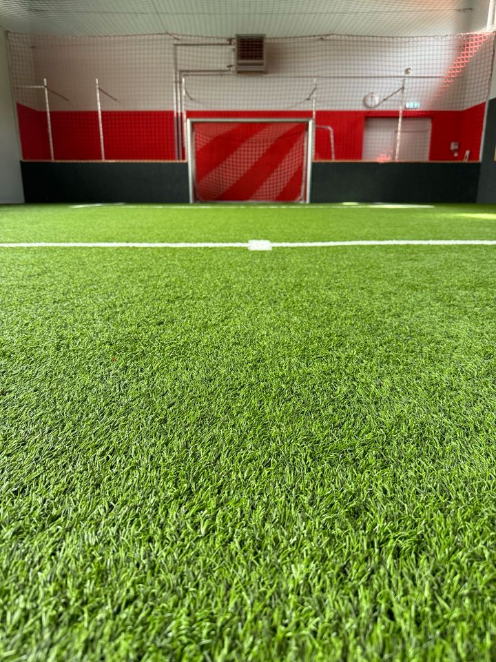 Kunstrasen Indoor Outdoor Fußball Soccercourt Sportplatz in Kirchzell