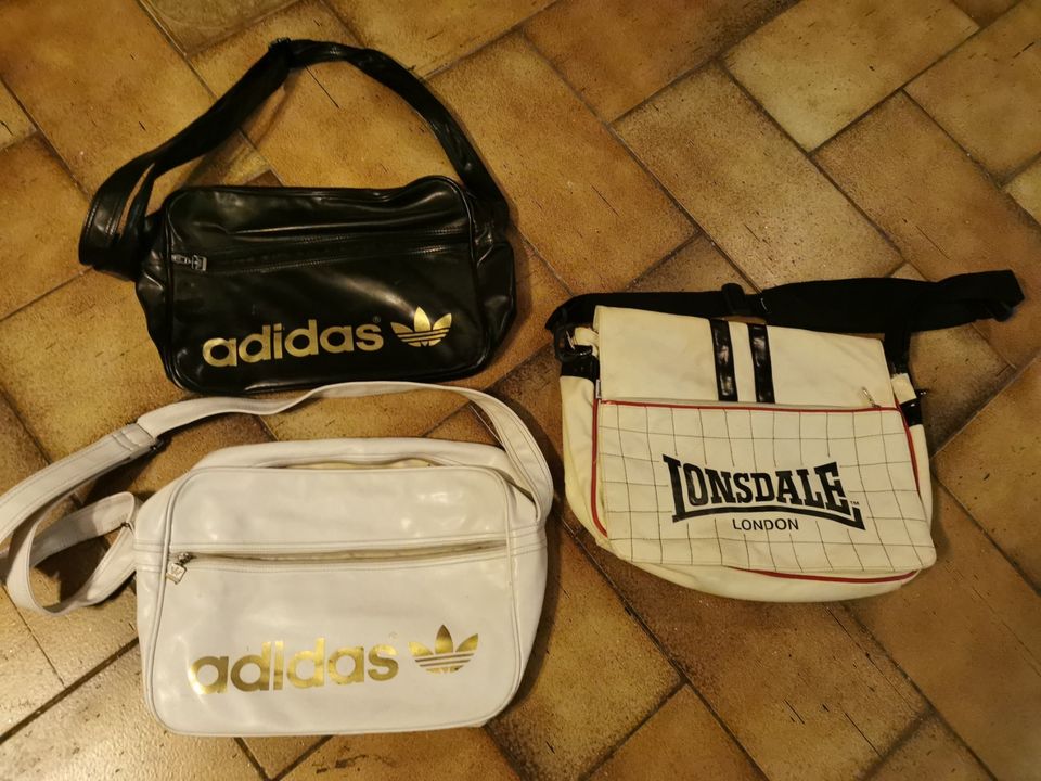 Adidas Vintage Retro schwarz / weiß Lonsdale 70er/80er Tasche in Hannover -  Mitte | eBay Kleinanzeigen ist jetzt Kleinanzeigen