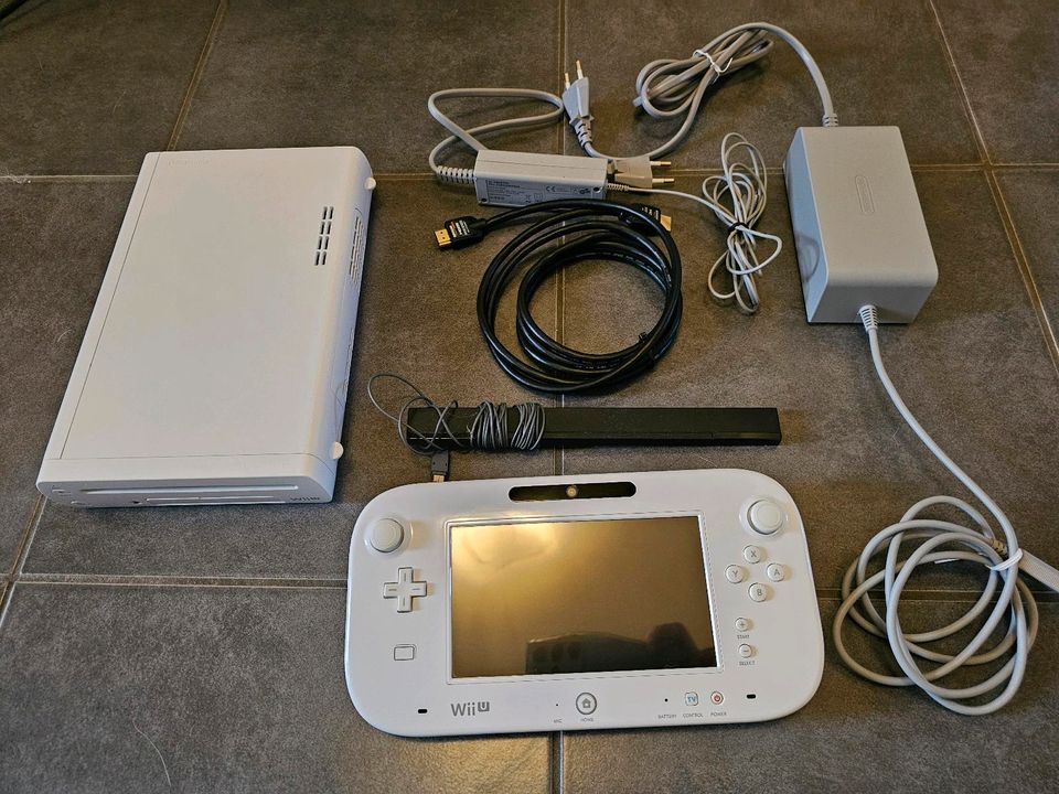 Nintendo Wii U Konsole 8GB Basic weiss inkl. Zubehör 8 GB in Aachen