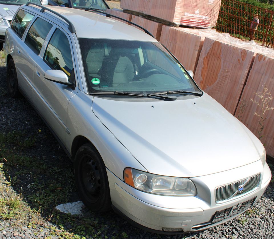 Volvo V70 2.4 Benzin TÜV 06/24 Klimaanlage in Gilserberg