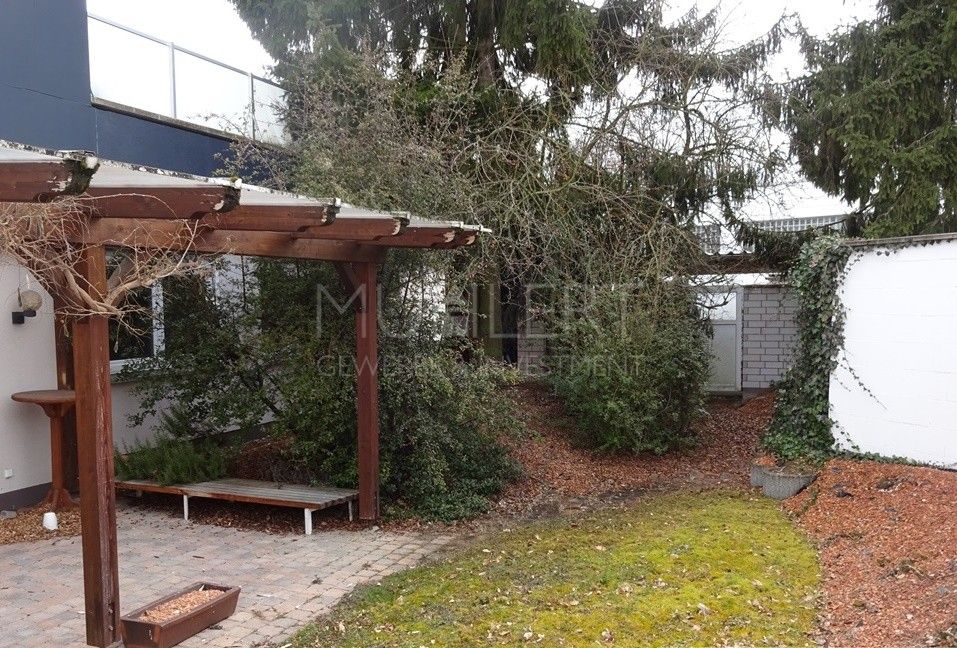 Vielseitige Gewerberäume für Büro; Praxis und Wohnen mit Terrasse und Garten in Mutterstadt