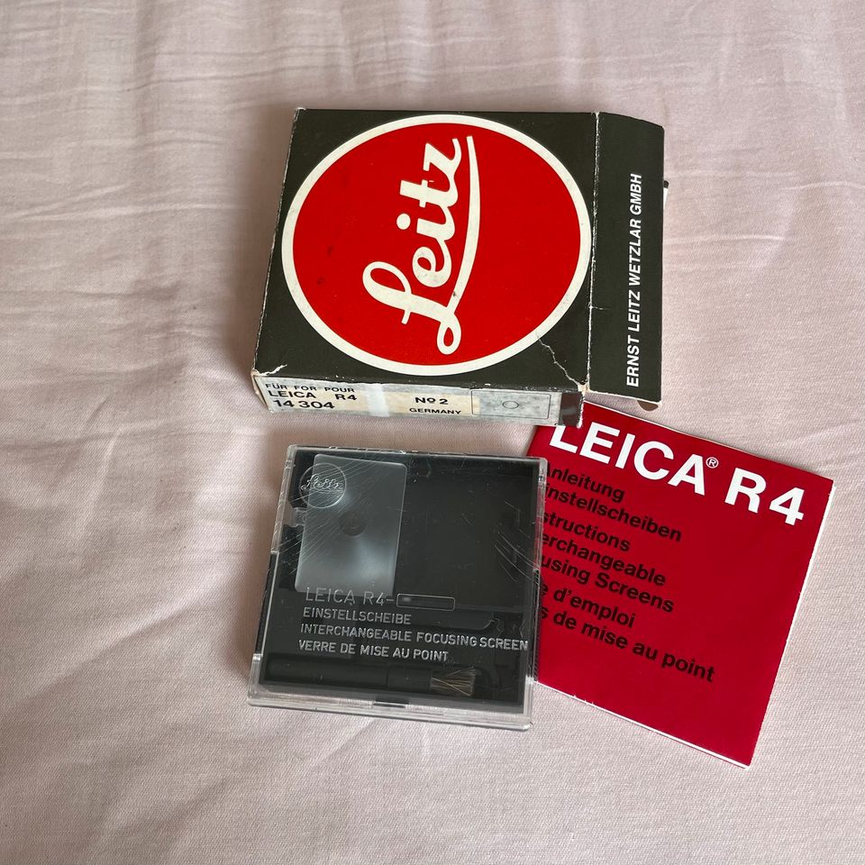 Leica R 4 mit Objektiv, Zubehör und Tasche in Berlin