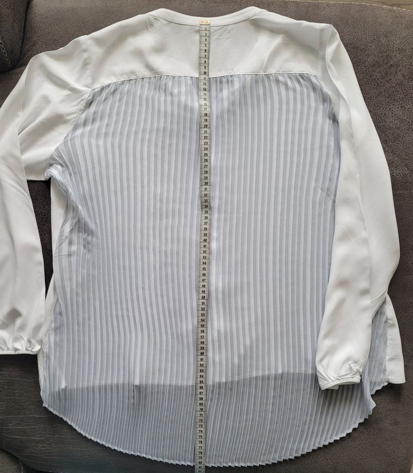 Tredy - Schicke weiße Bluse mit Plissee-Rückenteil in Niederkumbd
