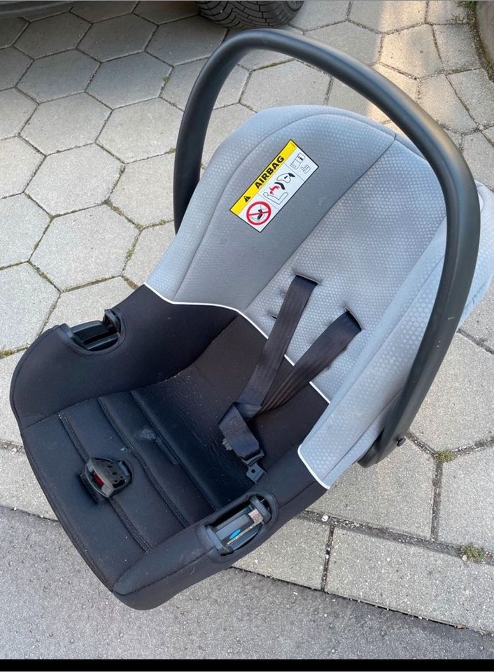 B-One Kleinkind/Baby Autoschale Kindersitz in Hamburg