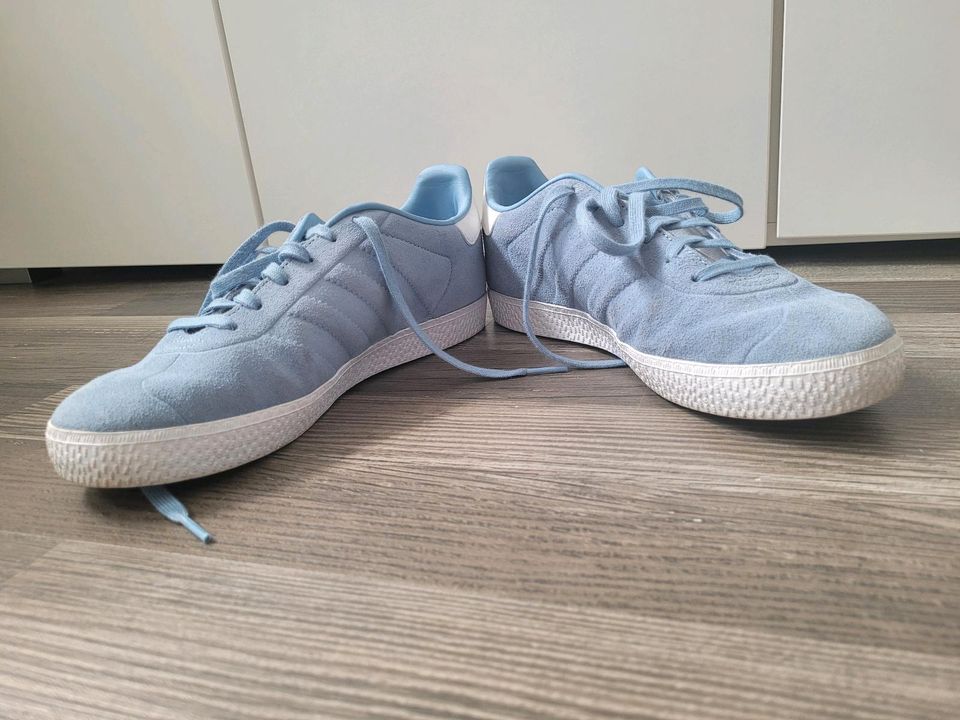 Adidas Gazelle Schuhe Damen hellblau weiß Preis verhandelbar in Nienburg (Weser)