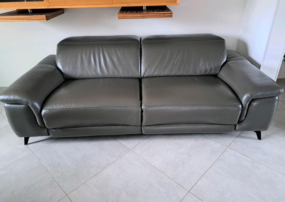 Graue Echtleder Couch, Sofa, Relaxfunktion + Homebutton, Leder in Zülpich