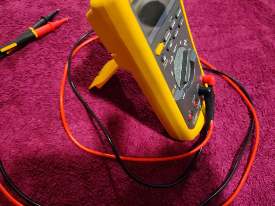 Fluke 87v Hand-Multimeter digital CAT III 1000 V, CAT IV 600V in Düsseldorf