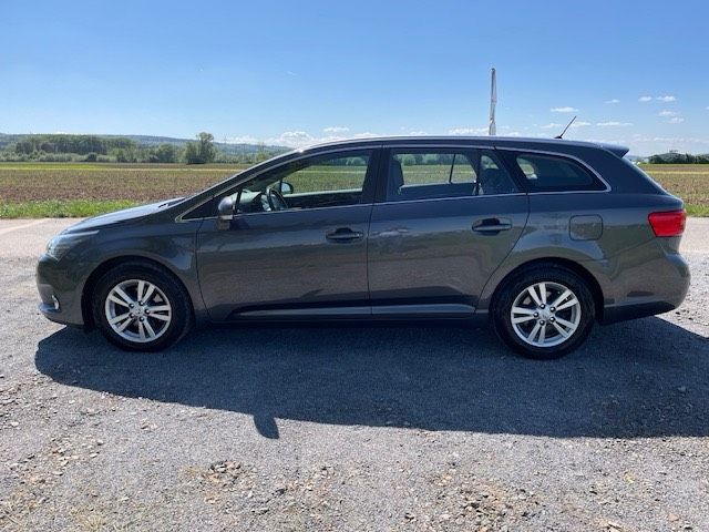 Toyota Avensis Kombi 2.0 D—4D (Diesel) in Porta Westfalica