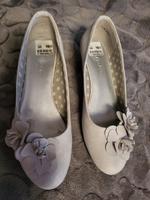 Pumps mit Keilabsatz mit 3D Blumen beige Gr. 39 Niedersachsen - Bovenden Vorschau