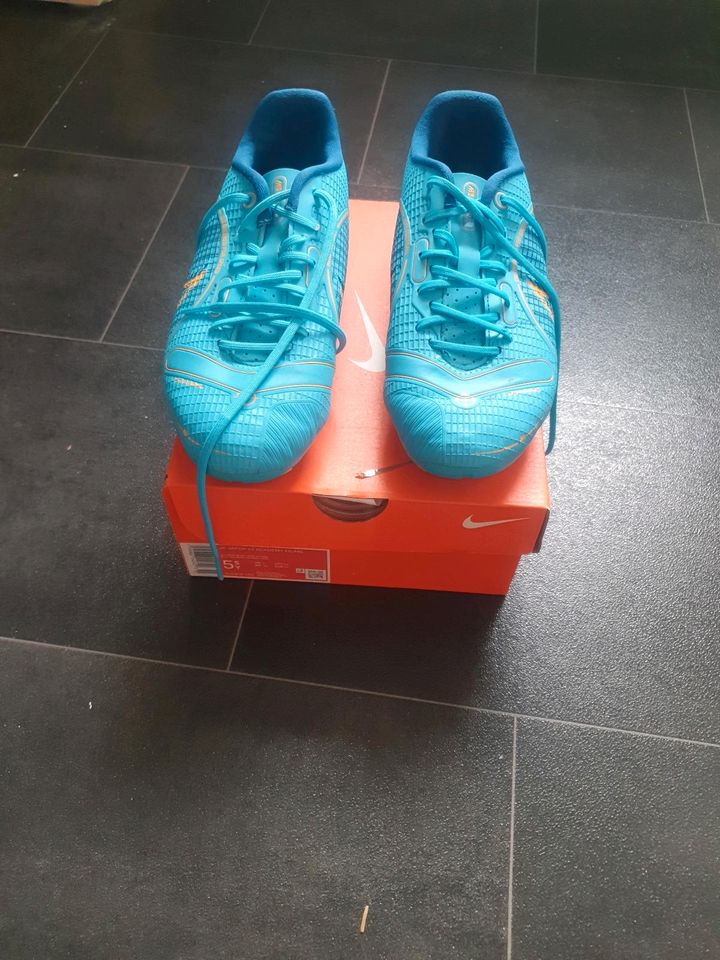 Nike Fußballschuhe in größe 38. Wie neu. in Peine