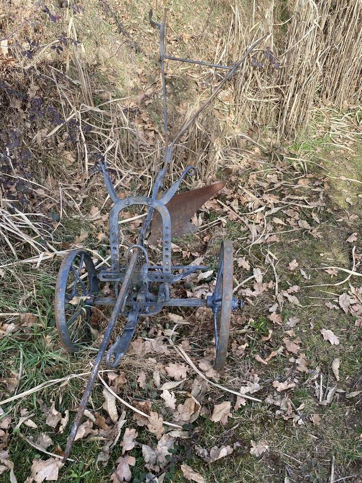 Alter französischer Pflug komplett aus Eisen zu Dekozwecken in Wilgartswiesen