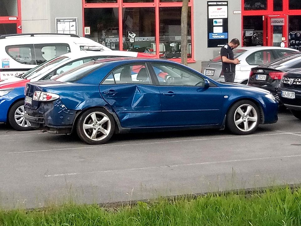 Mazda 6 nach Unfall in Dortmund