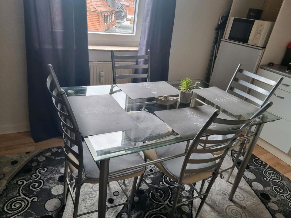 Tisch mit 2 Stühle in Hameln