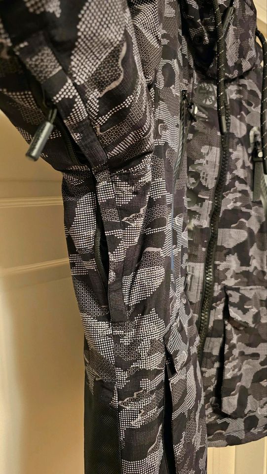 Superdry Skijacke Snowboardjacke Größe XL camouflage in Stendal