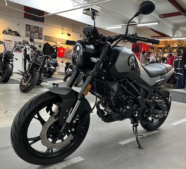 Benelli Leoncino 125 Grau Baujahr 2023 in Hamburg