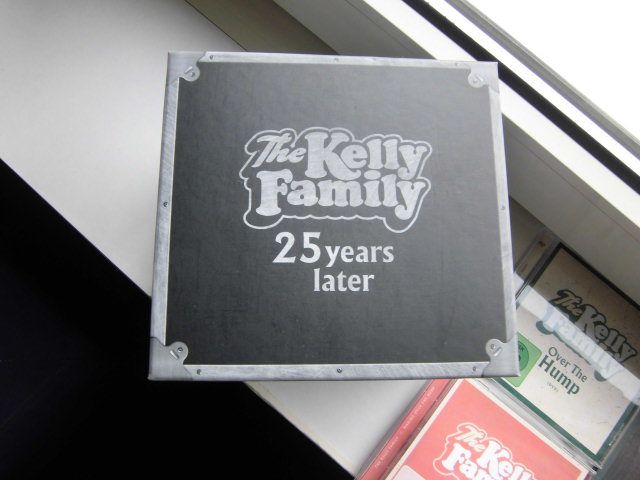 Kelly Family Fan Box 25 Years Later 2 DVD 2 CDs Buch Kelly Family in Solingen