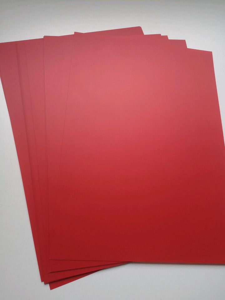 20x rotes Kunststoffblatt, DIN A4, Klemmschienenhülle in Gaukönigshofen