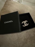 Chanel Brosche Silber mit Strass Steine Frankfurt am Main - Rödelheim Vorschau