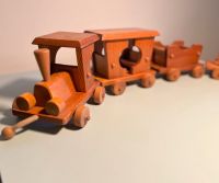 Große Holz-Eisenbahn, Vintage Kinder-Spielzeug, alt Düsseldorf - Derendorf Vorschau