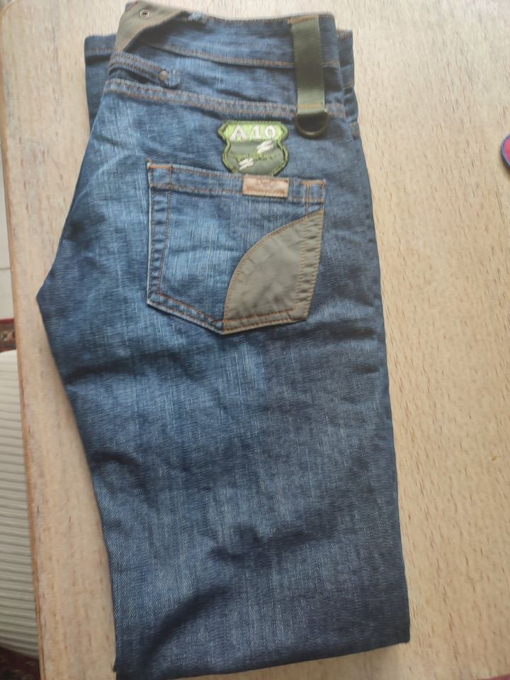 Modische Damenjeans W30 - modisch + sehr interessantes Design in Essen