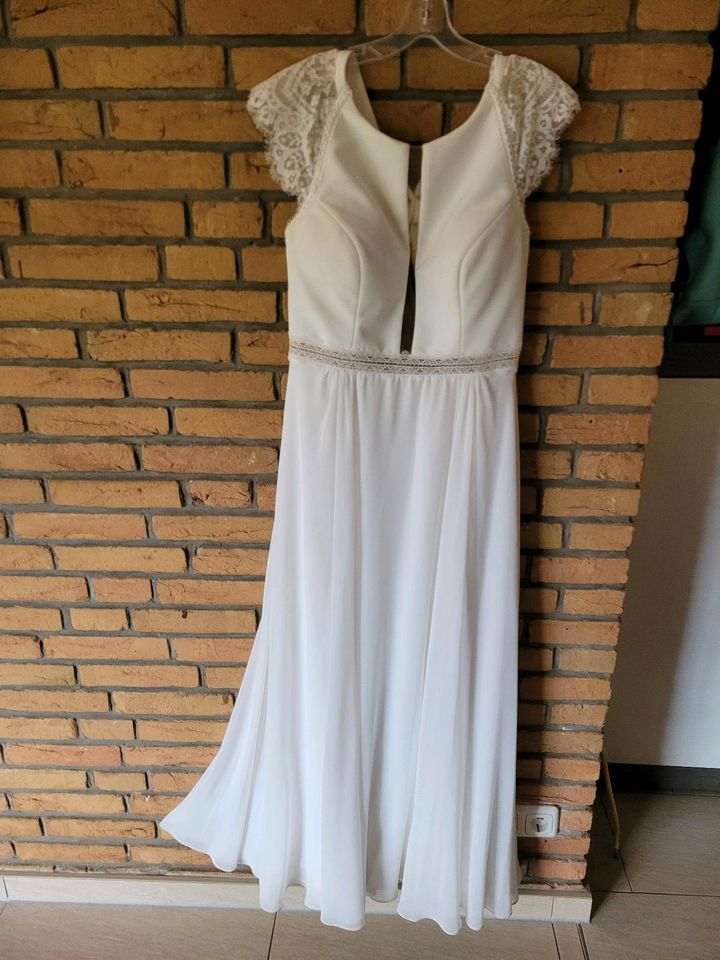 Brautkleid Größe 40, Farbe elfenbein in Glückstadt