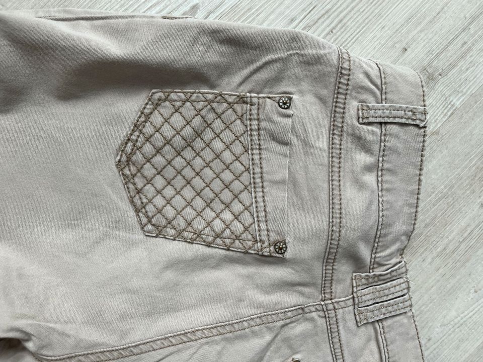 Jeans beige mit Taschen und kleinen Reißverschluss unten , 38 in Walldorf