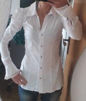 Ricarda M. Weiße Bluse mit Rüschen und Spitze am Arm. Kr. München - Garching b München Vorschau