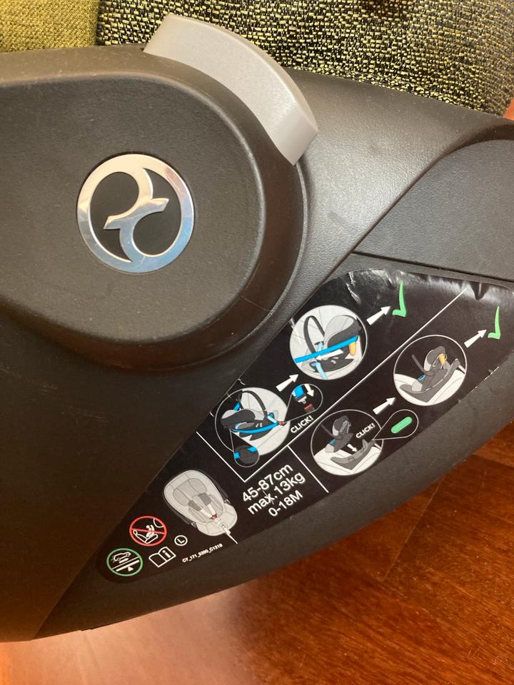 Babyschale Cybex Cloud Z i-Size Plus + Basisstation in Hamburg