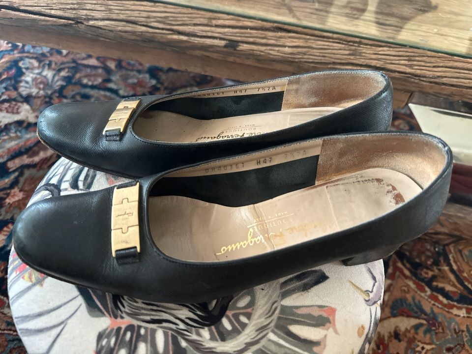 Ferragamo Pumps aus Leder Schwarz 37,5 in Essenbach