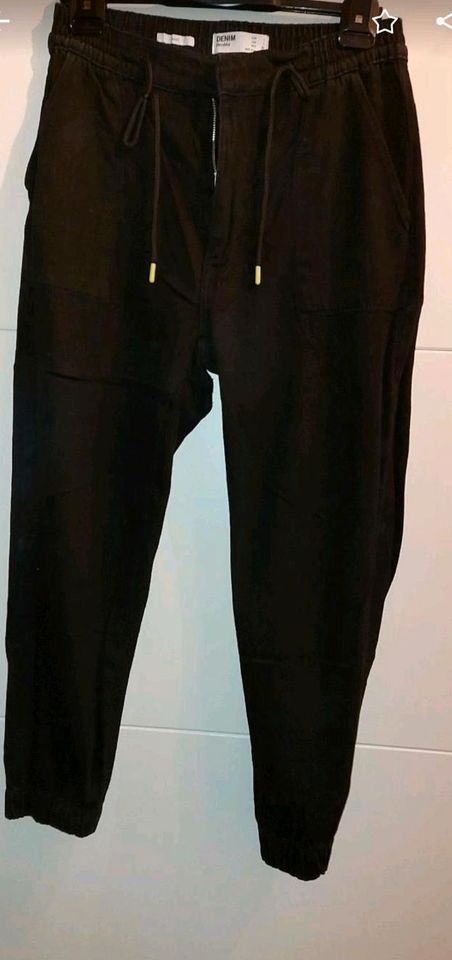 Bershka Jeans Jogger  schwarz Gr 42 in Kiel