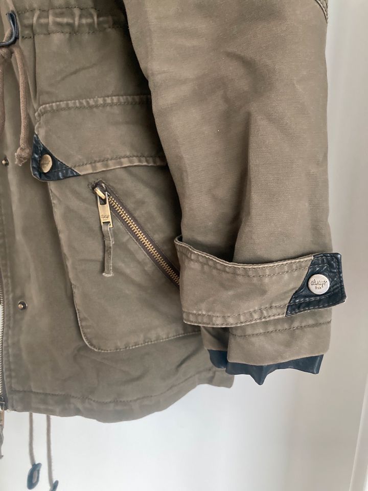 Parker von Bershka Khaki/ olivgrün in Berlin