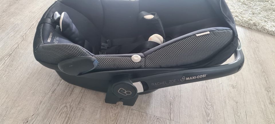 Baby car seat maxi cosi with accessories in Hamburg