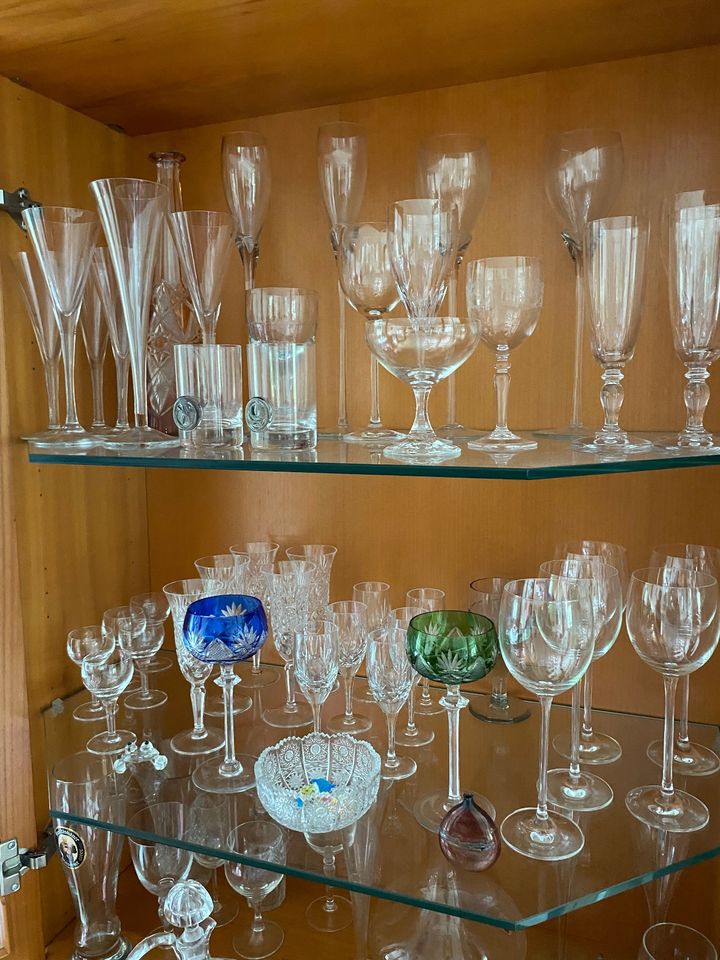 Kristallgläser und verschiedene Trinkgläser, Glasschale in München