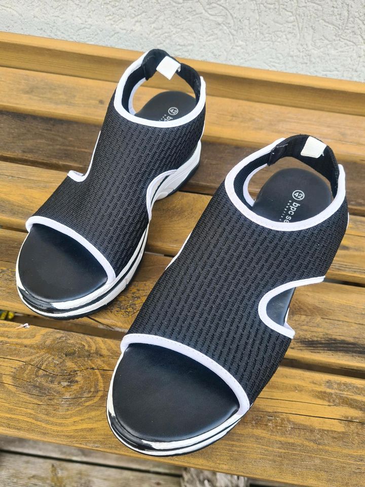 Sandalen schwarz weiß in Goslar