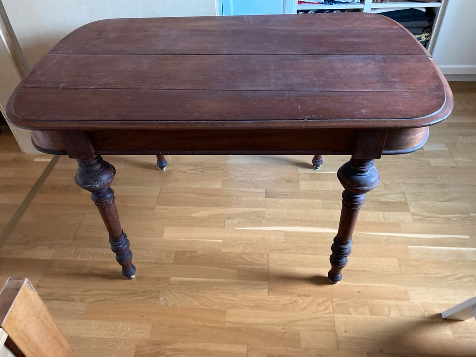 Schöner antiker Tisch in Haldensleben