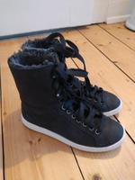 UGG Boots, Gr. 38,Leder, wie neu, Lammfell, schwarz Köln - Köln Dellbrück Vorschau
