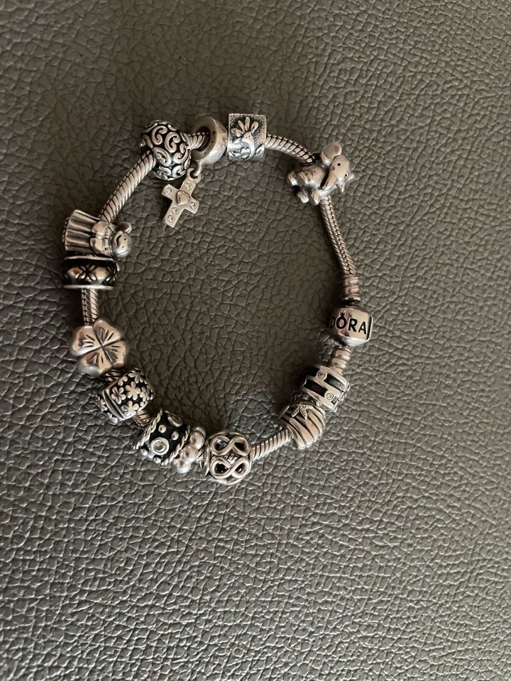 Pandora Armband mit 13 Charms in Bochum