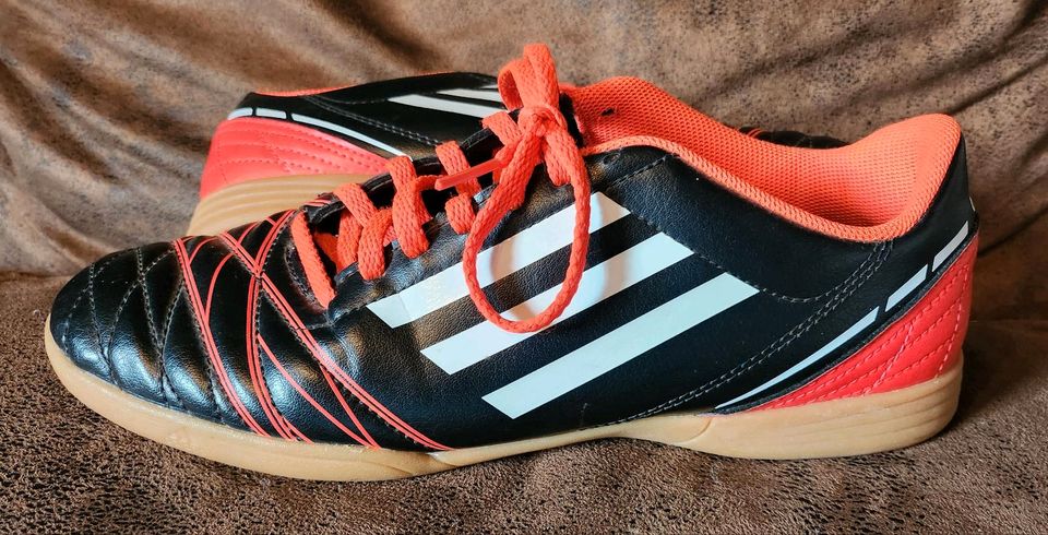 Adidas Hallenfußballschuhe Größe 42 schwarz orange in Westoverledingen