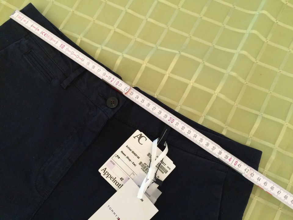 Hose Gr. 42 kurze Damenhose TOMMY Hilfiger neu bzw. ungetragen in Erding