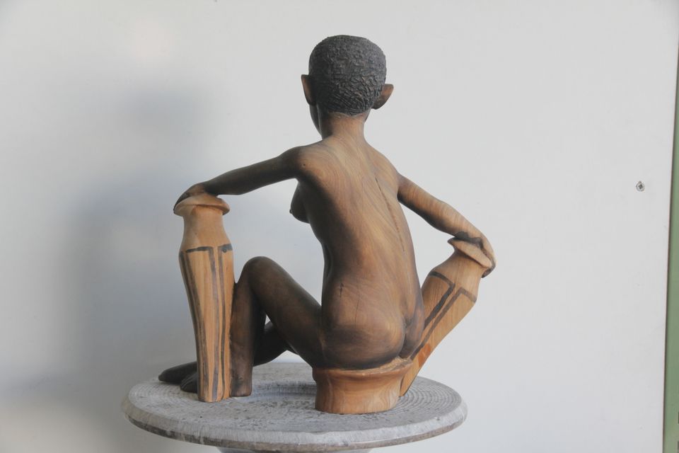 Afrikanische Holz Skulptur, Handarbeit, sitzende Frau mit Trommel in Freiburg im Breisgau