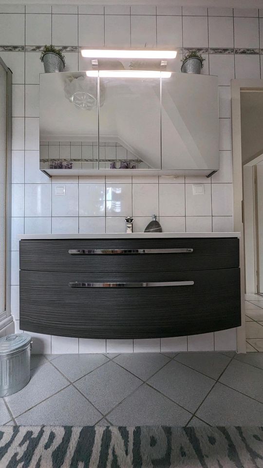 Waschbecken mit Unterschrank  plus Spiegelschrank und Armatur in Bingen