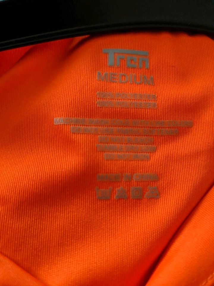 Trainingsshirts orange Größe M in Berlin