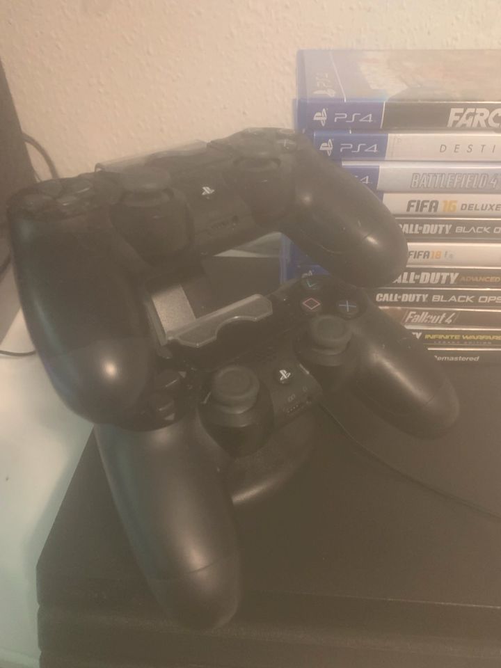 PlayStation 4 slim , 2 controller, viele spiele in Dresden