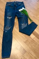 Schöne destroyed Jeans mit Cut Outs Mecklenburg-Vorpommern - Klein Trebbow Vorschau