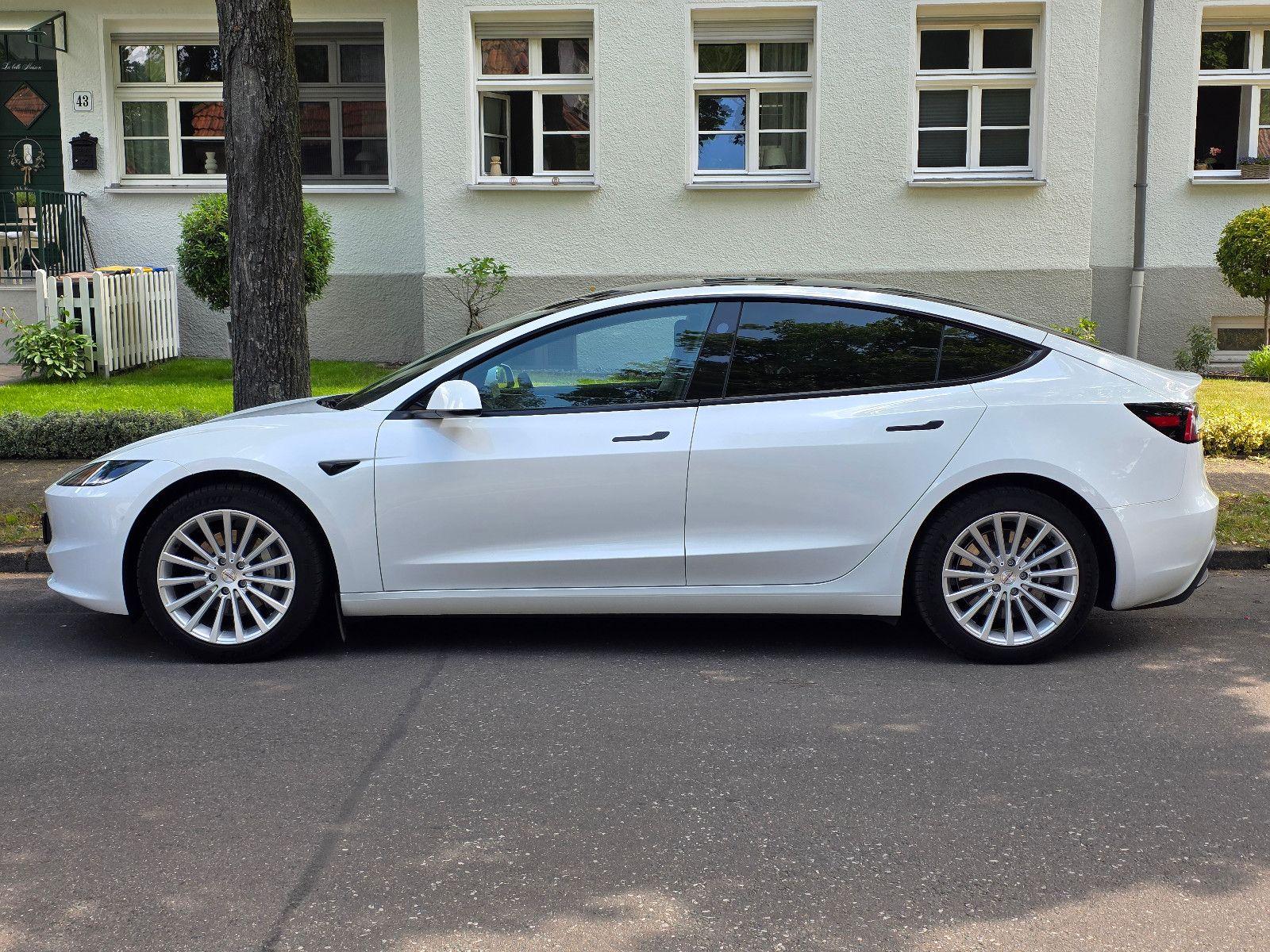 Abbildung des Autos Tesla Model 3 Highland E…