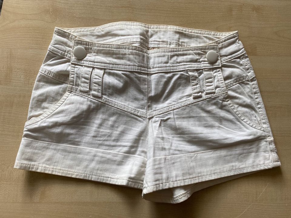 Damen Shorts von Vero Moda In weiß Gr M in Solms