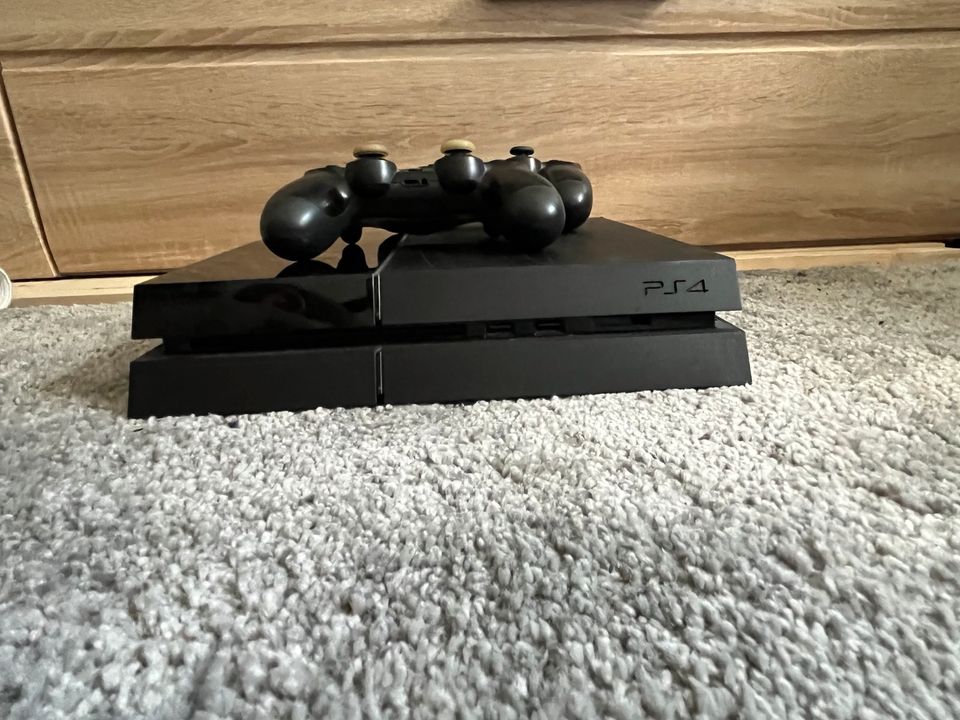 PS4 mit 2 Controllern in Berlin