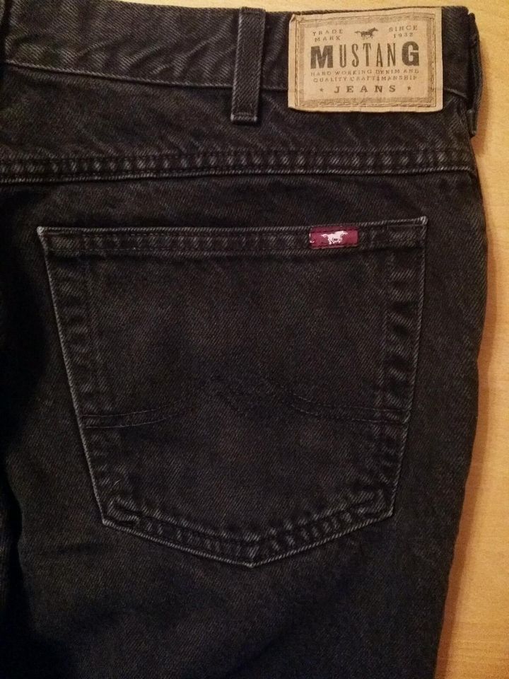 Herren Jeans in 38/32 von Mustang in Wolfhagen 